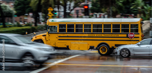 Foto Autobús escolar americano amarillo, a toda velocidad por la ciudad