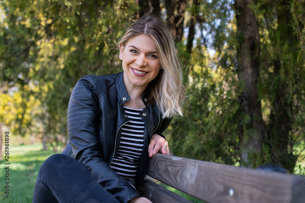 Obraz premium Woman sitting in the park