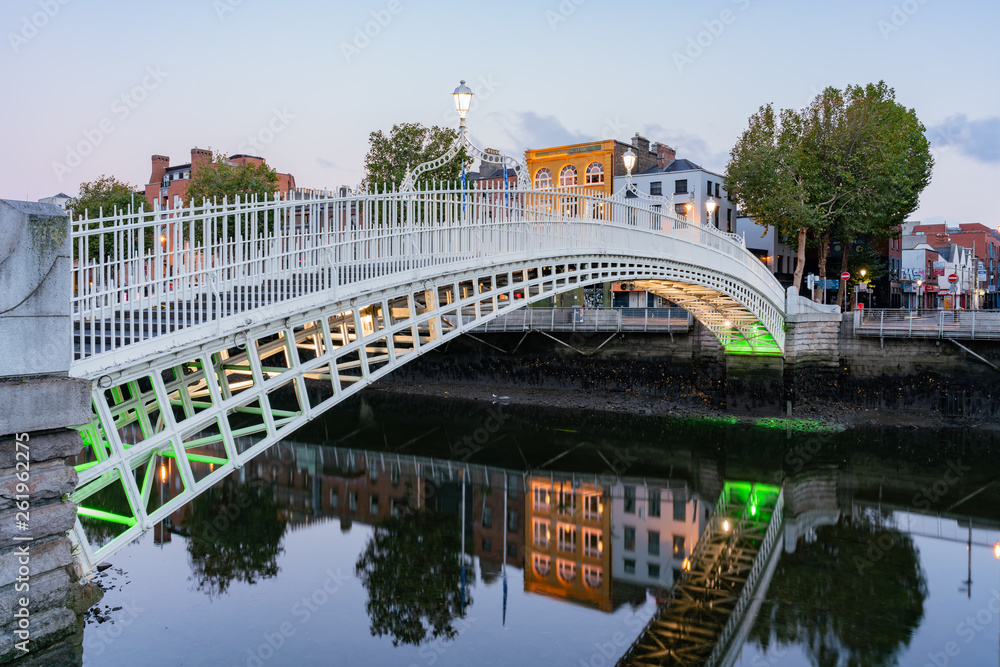 Fototapeta premium Dawn view of the famous Ha'penny Bridge