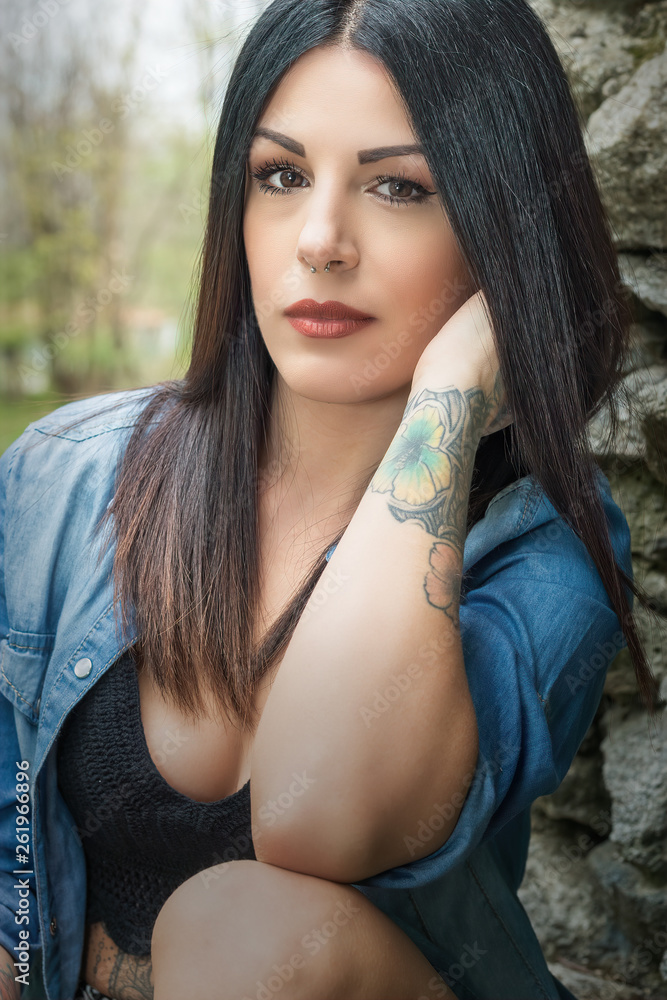 Primo piano di una bella donna tatuata Primo piano di una bella donna tatuata