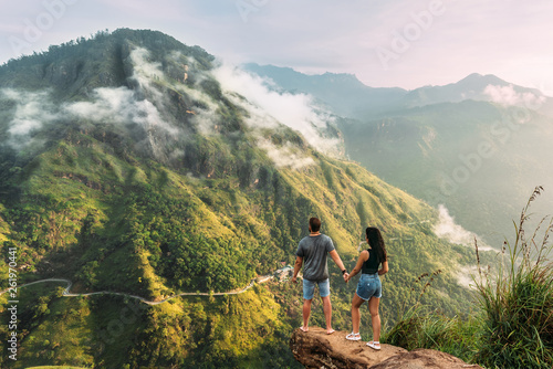 Canvastavla The couple greets the sunrise in the mountains