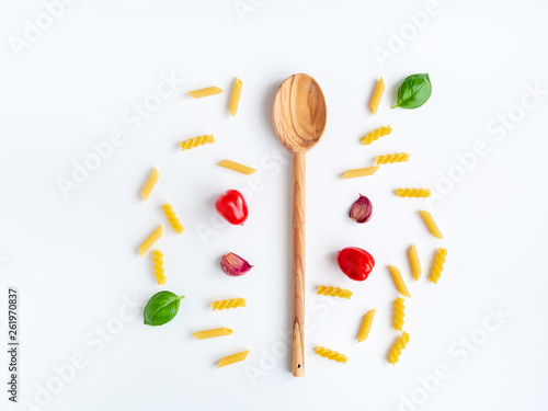 Kochlöffel mit Nudeln und Tomaten, Draufsicht, italiensiche Küche © Sonja Rachbauer