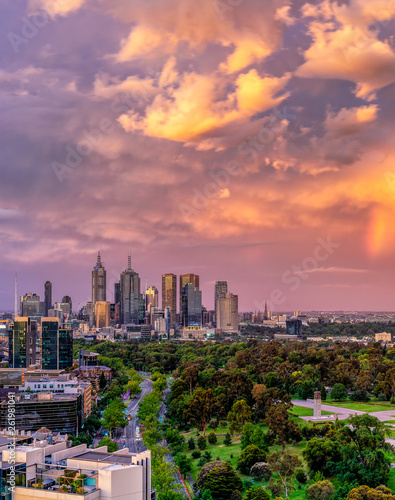 Sunset over the stunning Melbourne skyline © Andrew Robins