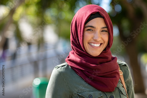 Murais de parede Muslim young woman wearing hijab