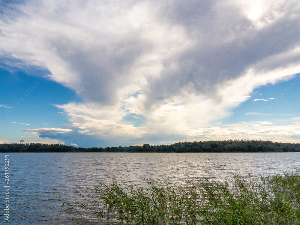 Obraz premium Beautiful clouds in the blue sky over the lake