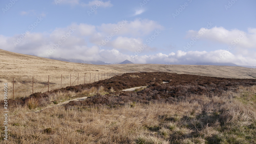 Frühlingslandschaft mit Bergen und Tälern auf der Insel Arran, Schottland