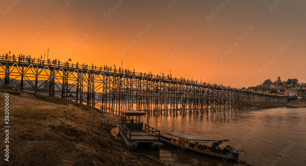 Obraz premium Panorama, Auttamanusorn Wooden Bridge (Mon bridge) is the longest wooden bridge in Thailand, Sagklaburi Kanchanaburi, Unseen in Thailand.
