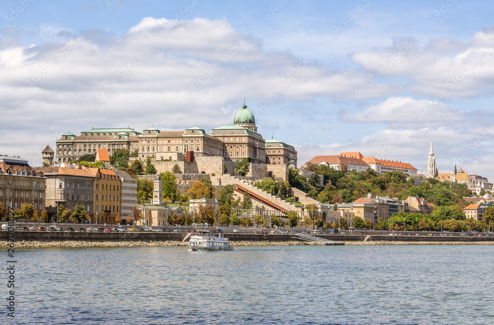 Budapeszt - widok na zamek i nabrzeże rzeki Dunaj. Wakacyjna panorama turystycznej części miasta Budapeszt.