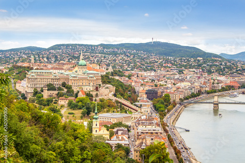 Budapeszt krajobraz miasta z widocznym zamkiem i rzeka Dunaj i wzgórzami na horyzoncie.