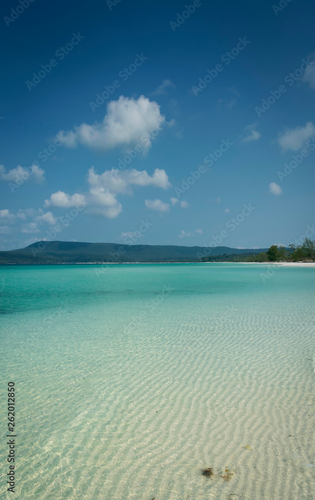Fototapeta premium long beach in tropical paradise koh rong island cambodia