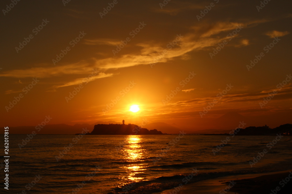 Obraz premium 江ノ島と夕日