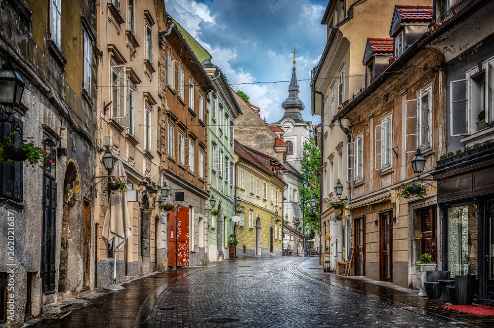 Street of the old city Ljubljana after the rain. Ljubljana capital of Slovenia. - obrazy, fototapety, plakaty 
