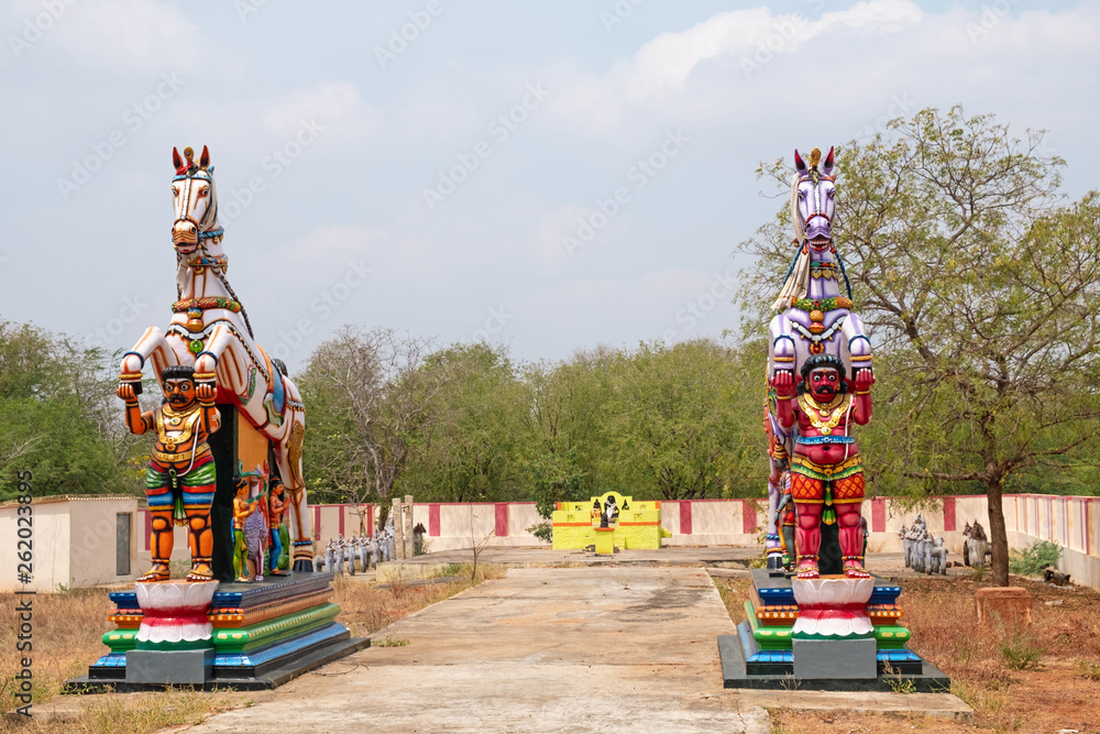 Φωτογραφία Sculptures on the edge of a Tamil Nadu village in the Sivaganga district designe