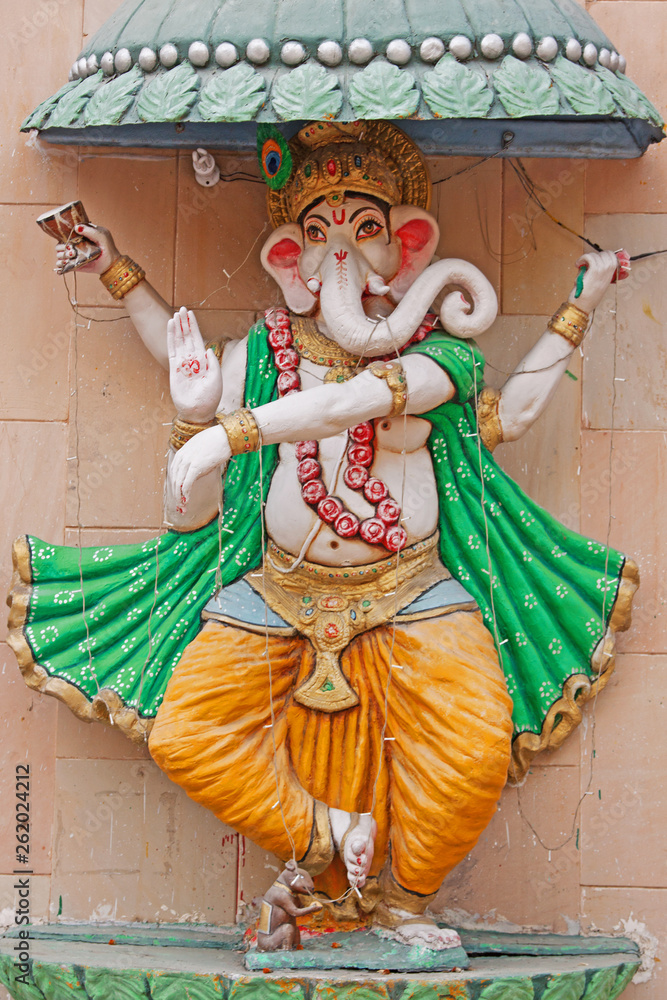 Φωτογραφία Sculpture dedicated to Ganesha, the elephant god, outside a Hindu temple at New