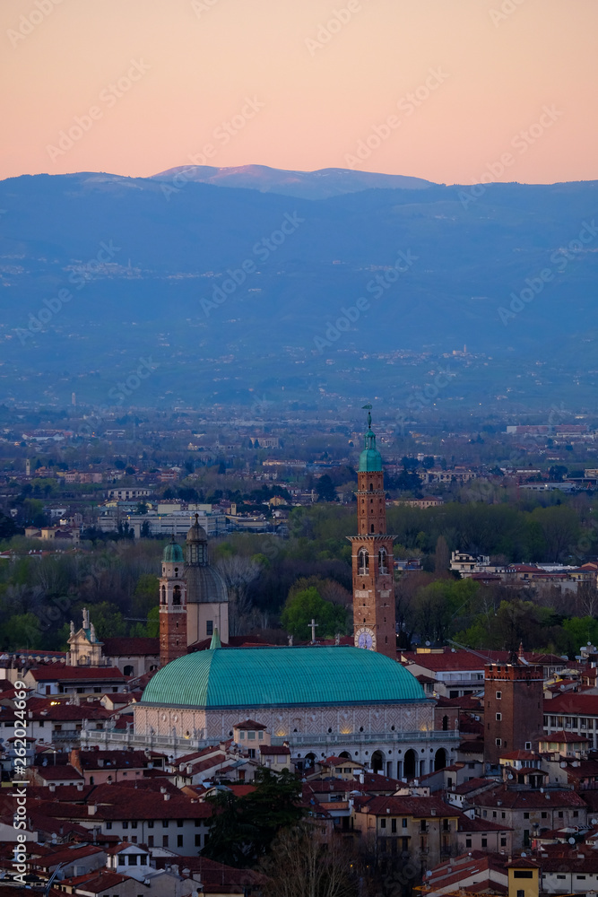 Φωτογραφία wide panorama during the sunset of the city of Vicenza and the famous monument called Basilica Palladiana with the tall Clock Tower