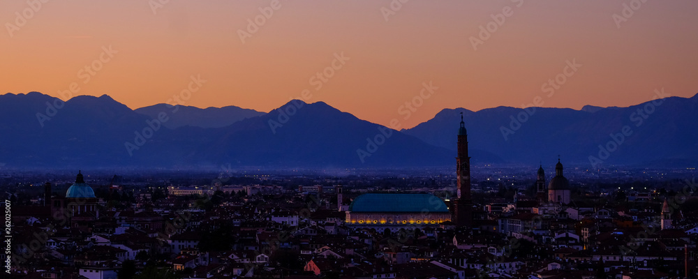 Φωτογραφία wide panorama during the sunset of the city of Vicenza and the famous monument called Basilica Palladiana with the tall Clock Tower
