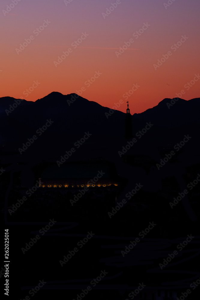 Φωτογραφία wide panorama during the sunset of the city of Vicenza and the famous monument called Basilica Palladiana with the tall Clock Tower