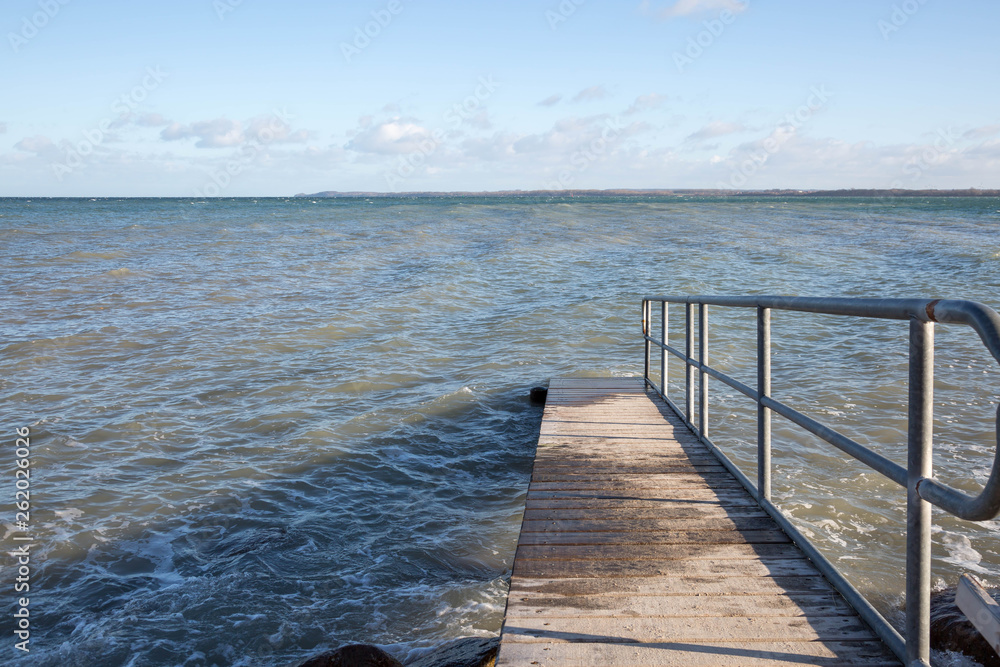 Fototapeta premium Wasserzugang an einem Strand