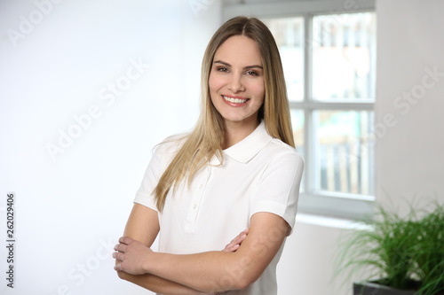 Junge blonde Frau in weißer Kleidung lacht