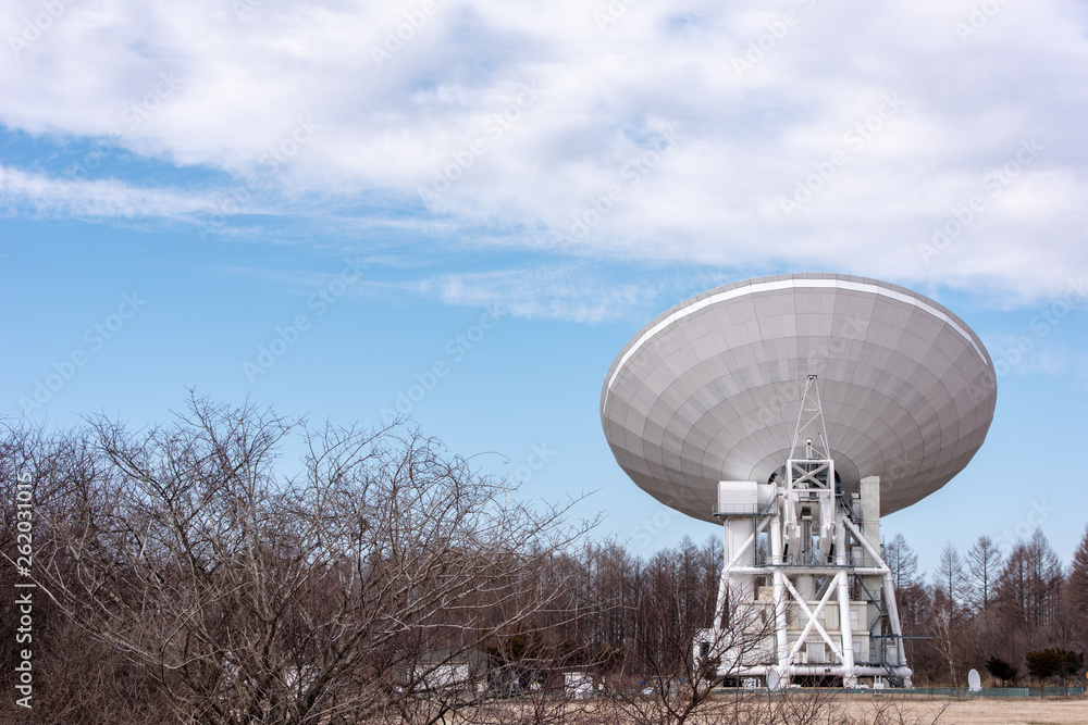 宇宙を観測する電波望遠鏡 宇宙を観測する電波望遠鏡