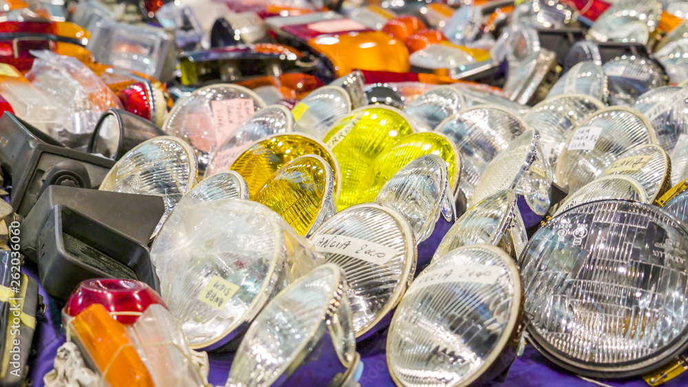 15620_Lots_of_headlights_in_different_colors.jpg 15620_Lots_of_headlights_in_different_colors.jpg