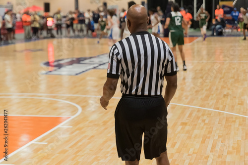 Foto Back of a Male African American Referee during a Women's Basketball Game