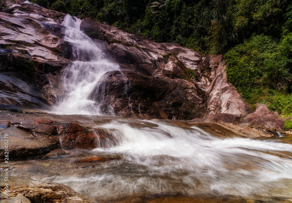 Naklejka premium Water fall with sunlight and beautiful view nature