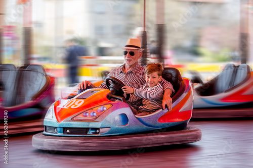 Schilderij op canvas Family in bumper car