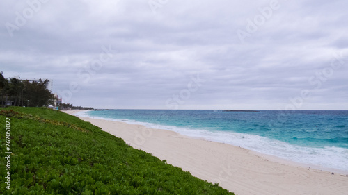 Fototapeta Naklejka Na Ścianę i Meble -  Cloudy day over a beach in Nassau and a view of the Atlantic Ocean. Paradise Island, The Bahamas.