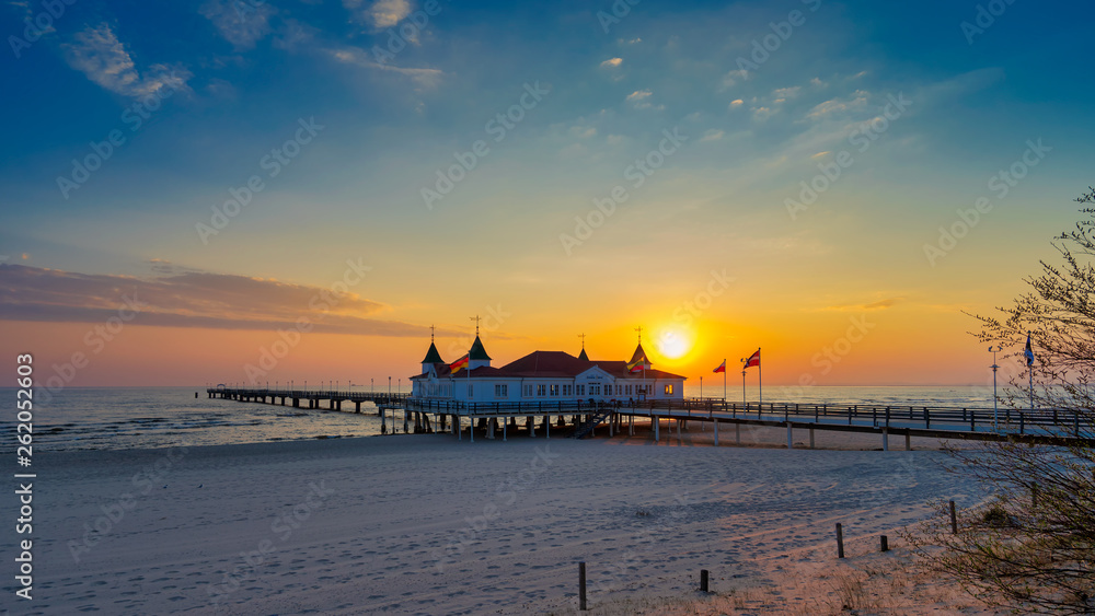 Fototapeta premium Strand mit Seebrücke bei Sonnenaufgang