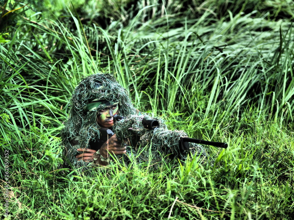 Obraz premium A sniper team in operation