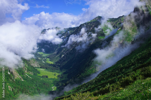 Aussicht und Panorma auf Tal in den Alpen