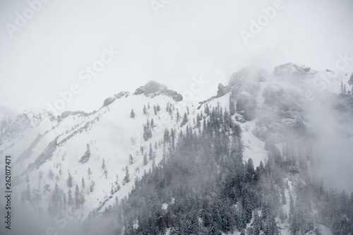 Berg mit Schnee in Wolken