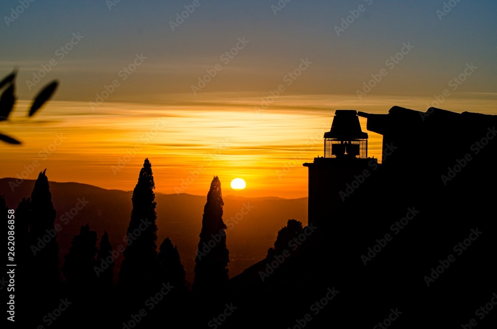 Panorama al tramonto con cielo pennellato e silhouette del paesaggio