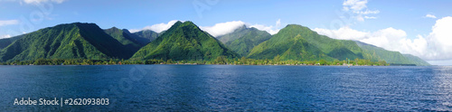 DRONE Latanie nad błękitnym morzem w kierunku gór Tahiti