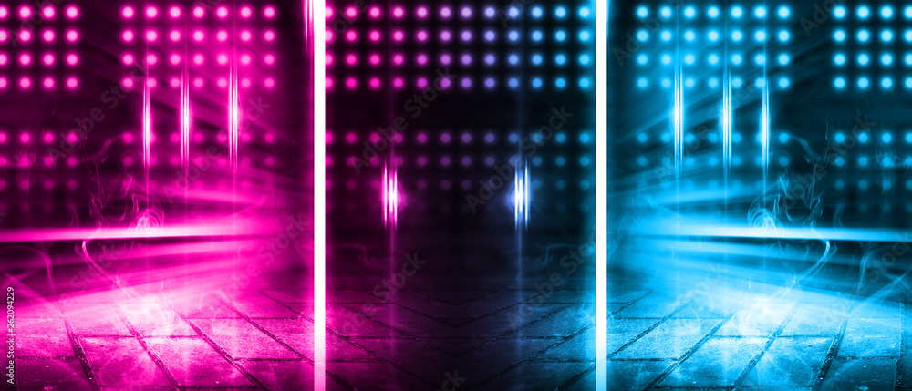 Fototapeta premium Pusta scena tła. Ciemna ulica, odbicie niebieskiego i różowego neonowego światła na mokrym chodniku. Promienie światła w ciemności, dym. Nocny widok na ulicę, miasto. Abstrakcjonistyczny ciemny tło.