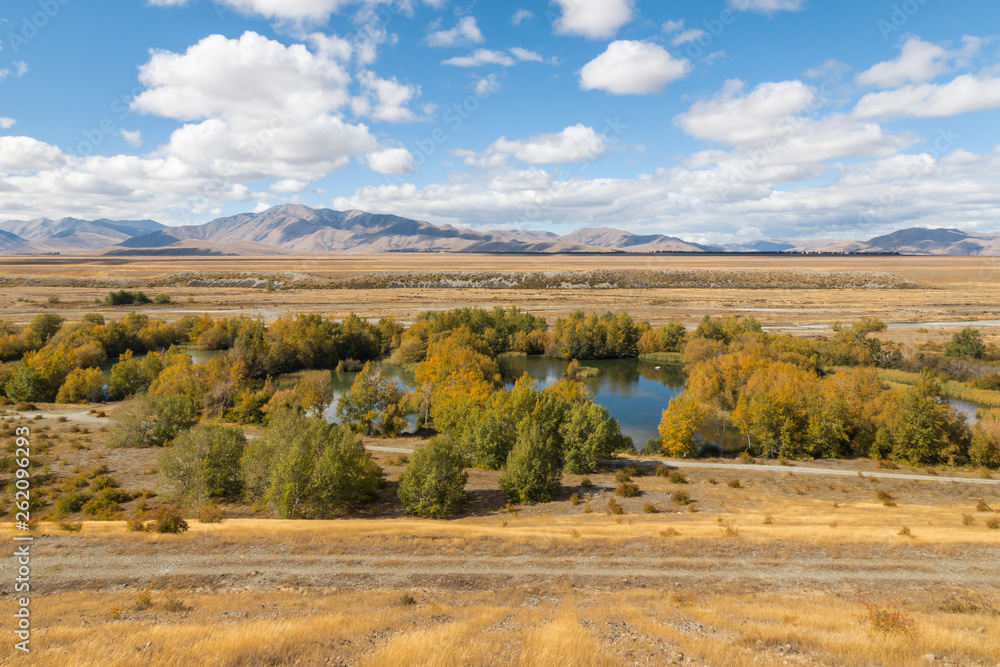 Φωτογραφία Mackenzie Country with Tekapo river in autumn, South Island, New Zealand