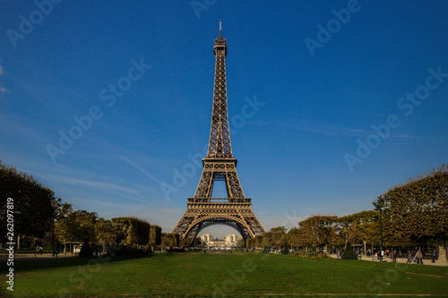 Der Eiffelturm in Paris bei Tag vom Park aus