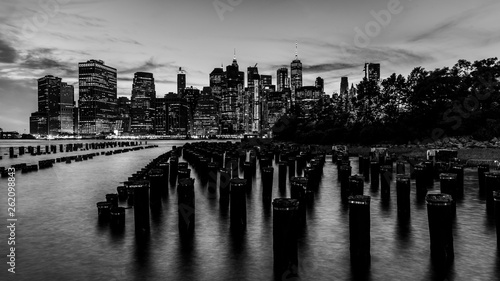 Manhattan Skyline mit Hudson River in New York in schwarz weiß