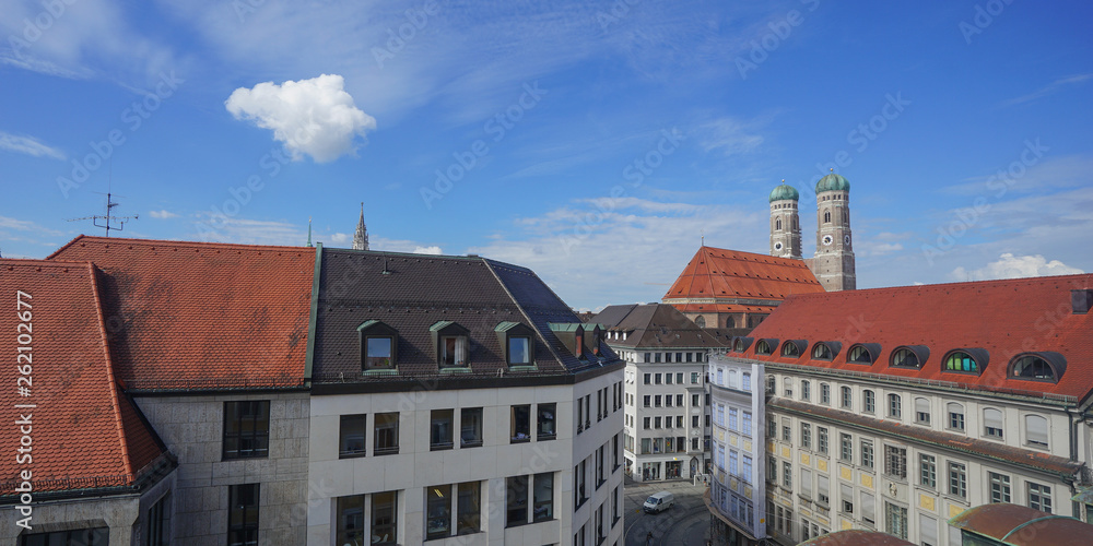 Über den Dächern von München - Blick auf die Frauenkirche Über den Dächern von München - Blick auf die Frauenkirche