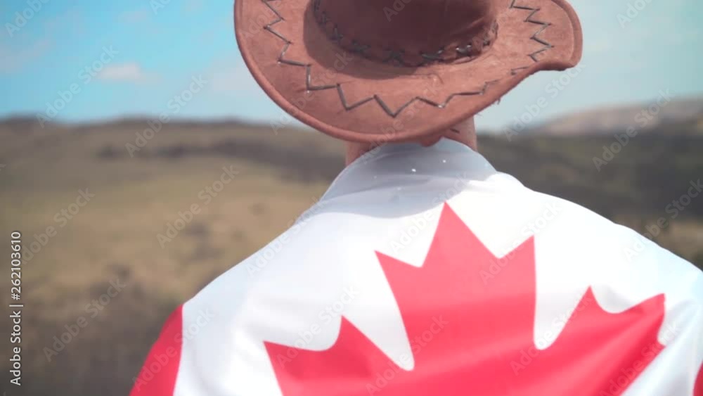 Vidéo Stock A man in a hat and sunglasses, a leather jacket and jeans ...