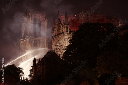 Fotografia Burning roof of Notre Dame cathedral on April 15th, 2019 in Paris, Frrance