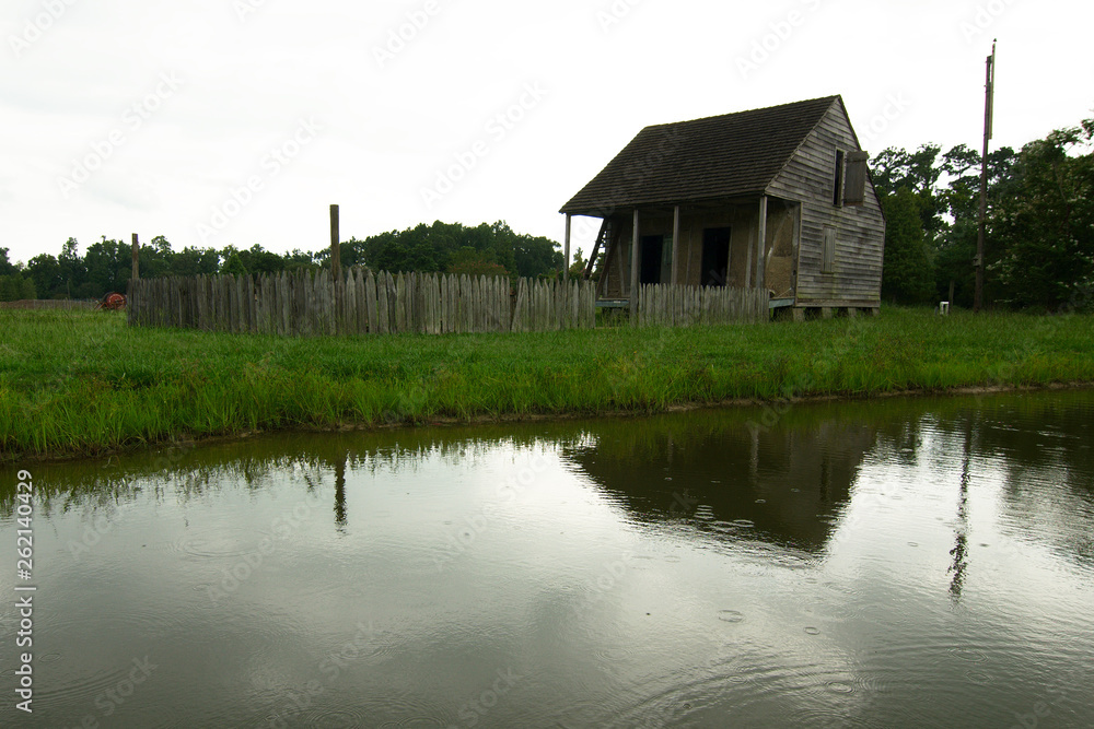 Obraz premium A cabin at LSU Rural Life Museum, an outdoor museum of Louisiana history, Baton Rouge, Louisiana.