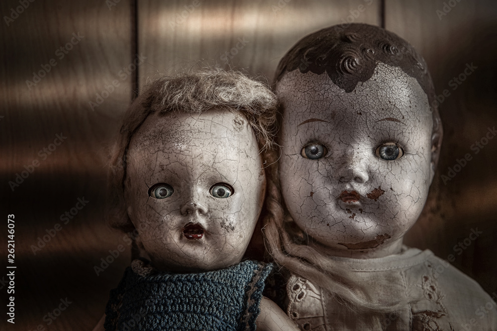 Scary old cracked dolls - obrazy, fototapety, plakaty 