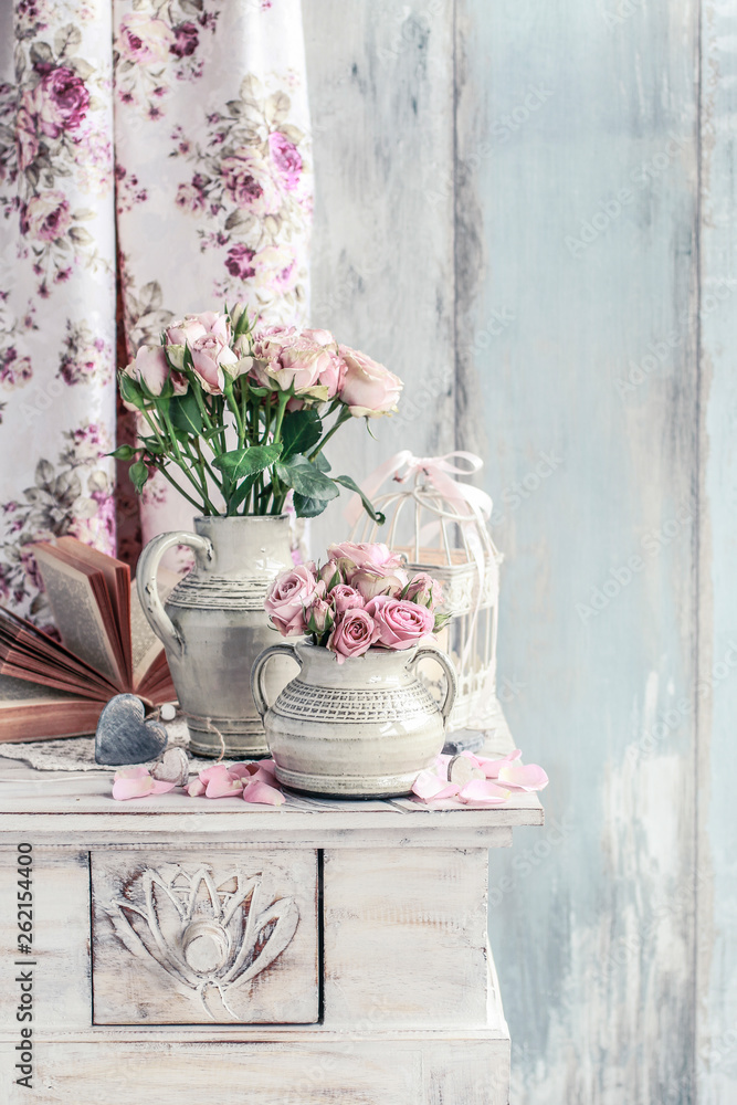 Fototapeta premium Bouquet of pink roses in ceramic vase.