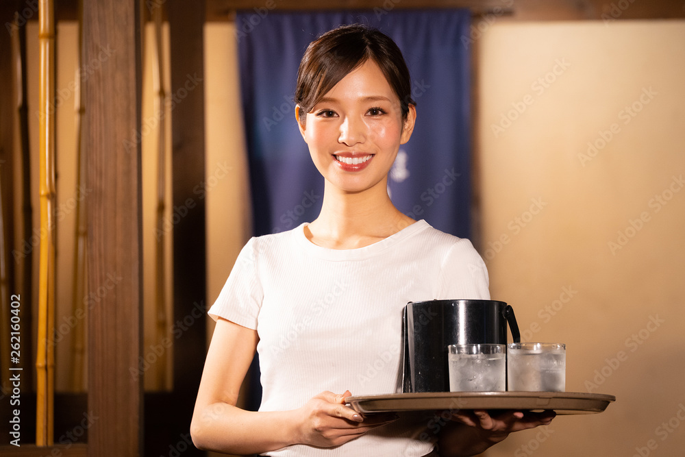 居酒屋でアルバイトする女の子 居酒屋でアルバイトする女の子