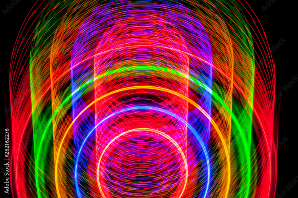Fototapeta premium Trayectorias circulares formadas por LEDS de colores que se encienden y apagan al ritmo de diferentes patrones digitales.