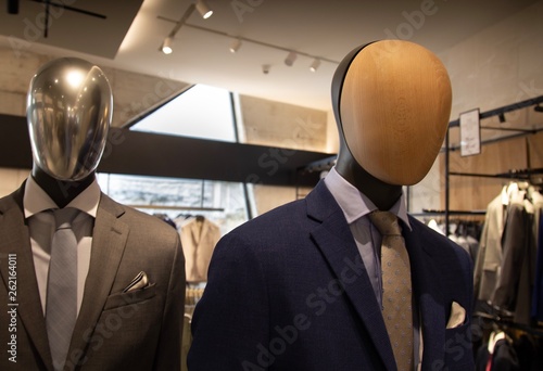 Maniquí masculino en tienda de ropa