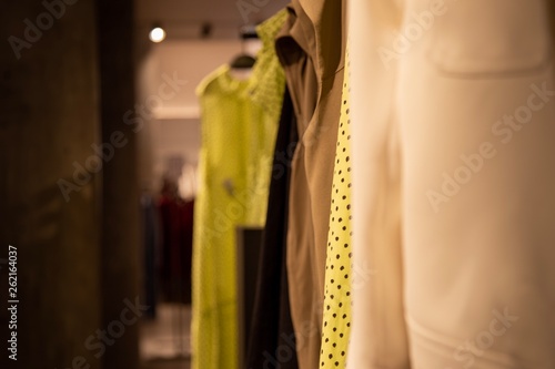 Tienda de ropa y moda, ropa colgada