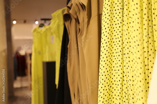 Tienda de ropa, ropa colgada